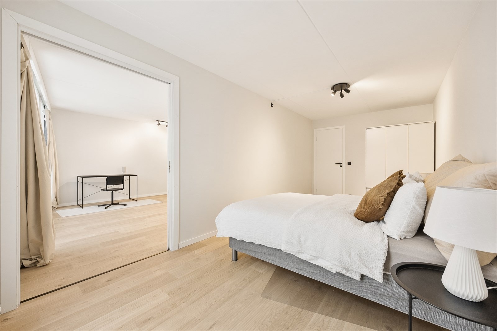 En bred døråpning med skyvedør kan skille soverommet fra stuen. Galleribilde