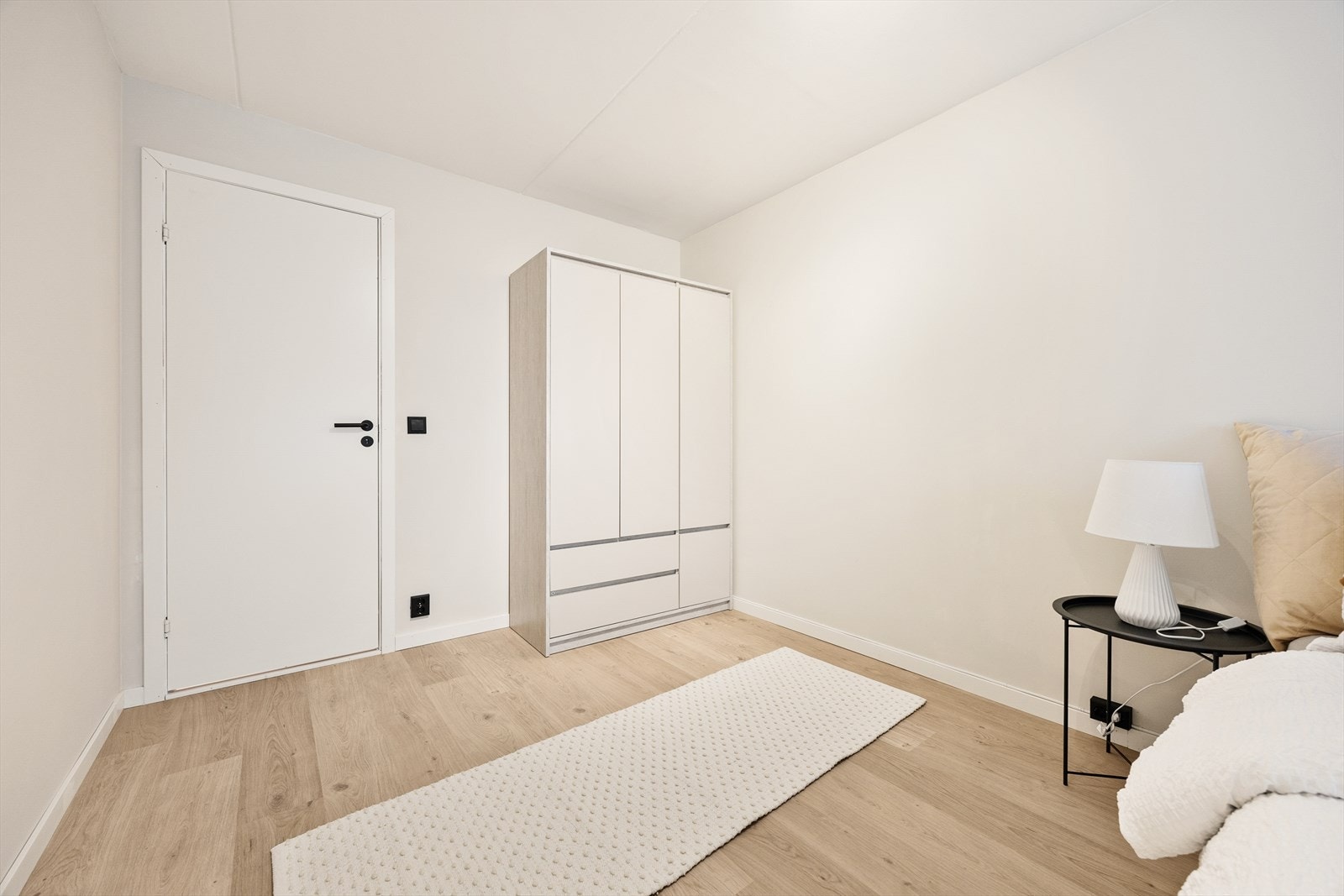 Rommet har en lys og rolig atmosfære, med nymalte flater fra 2025. Galleribilde