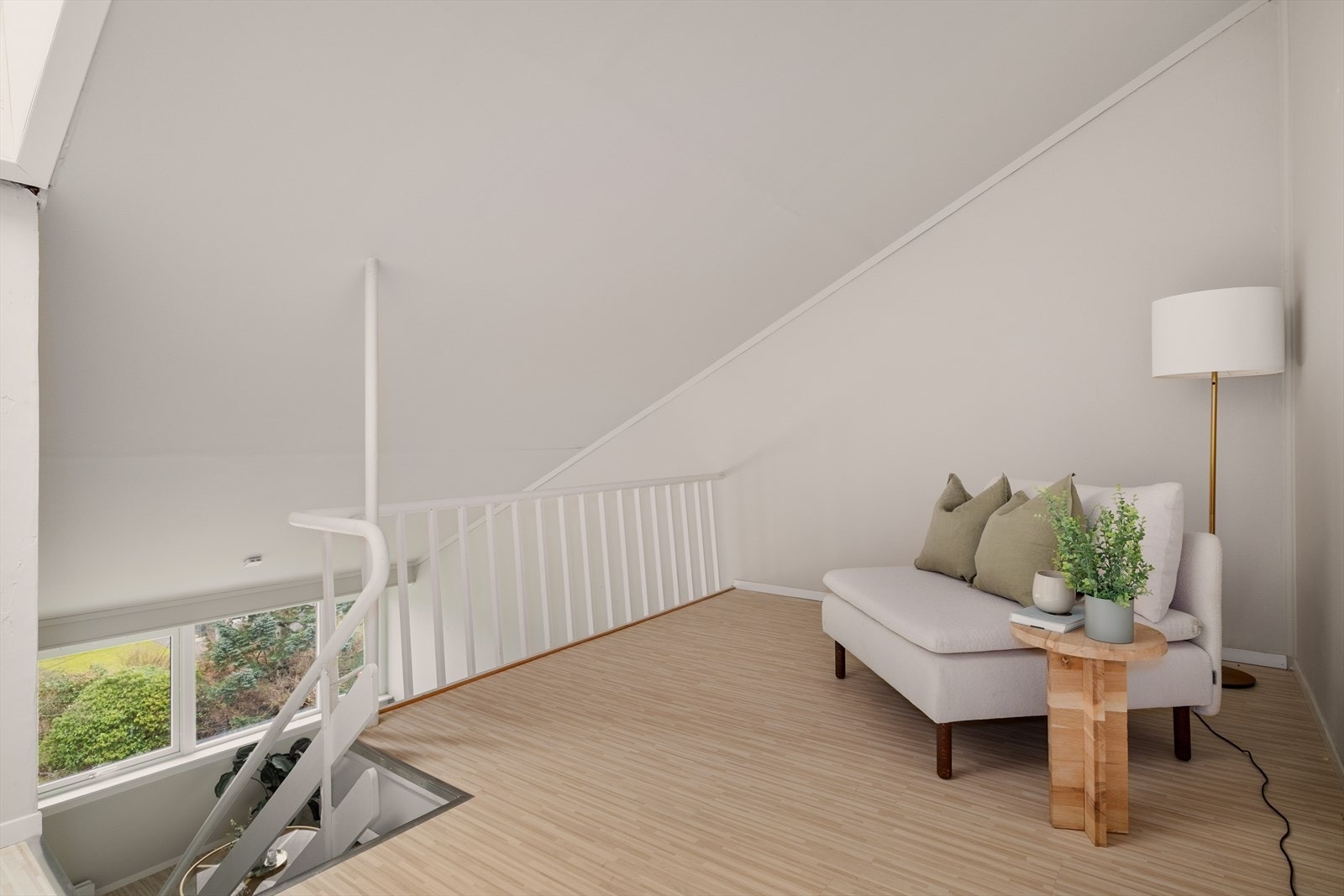 Hems med mange bruksmuligheter. Inngang fra hems til meget romslig bod. Galleribilde