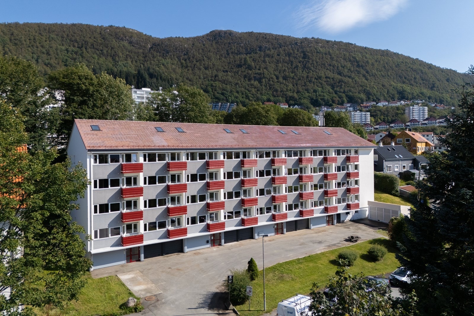 Mulighet for å kjøpe garasje til bil eller MC i borettslaget. Undersøk med megler om tilgjengelighet på plassene. Galleribilde