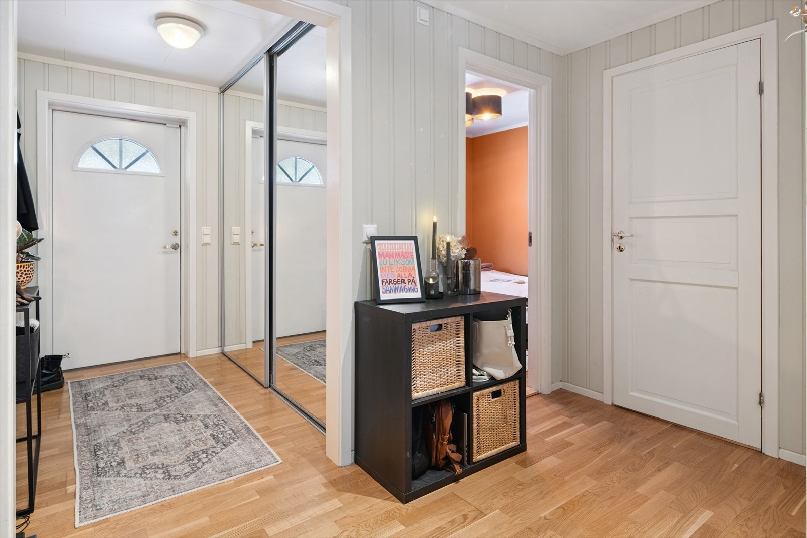 Fra gangen er det adkomst til leilighetens to soverom, bad og innvendig bod. Galleribilde