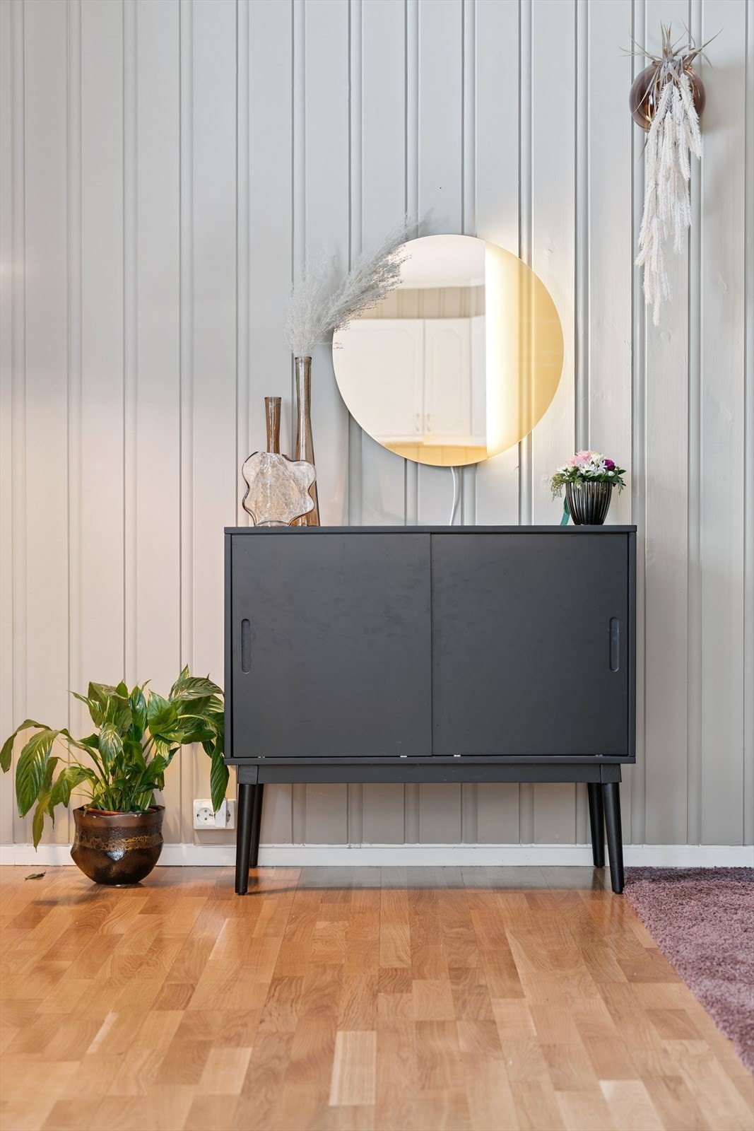 Klassiske materialvalg som eikeparkett og lyse panelvegger gir et tidløst og solid inntrykk. Galleribilde