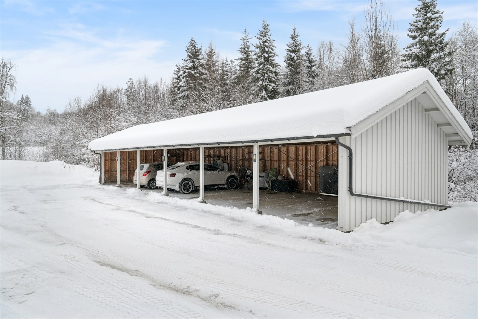 Til leiligheten medfølger en fast plass i felles carportanlegg. Galleribilde