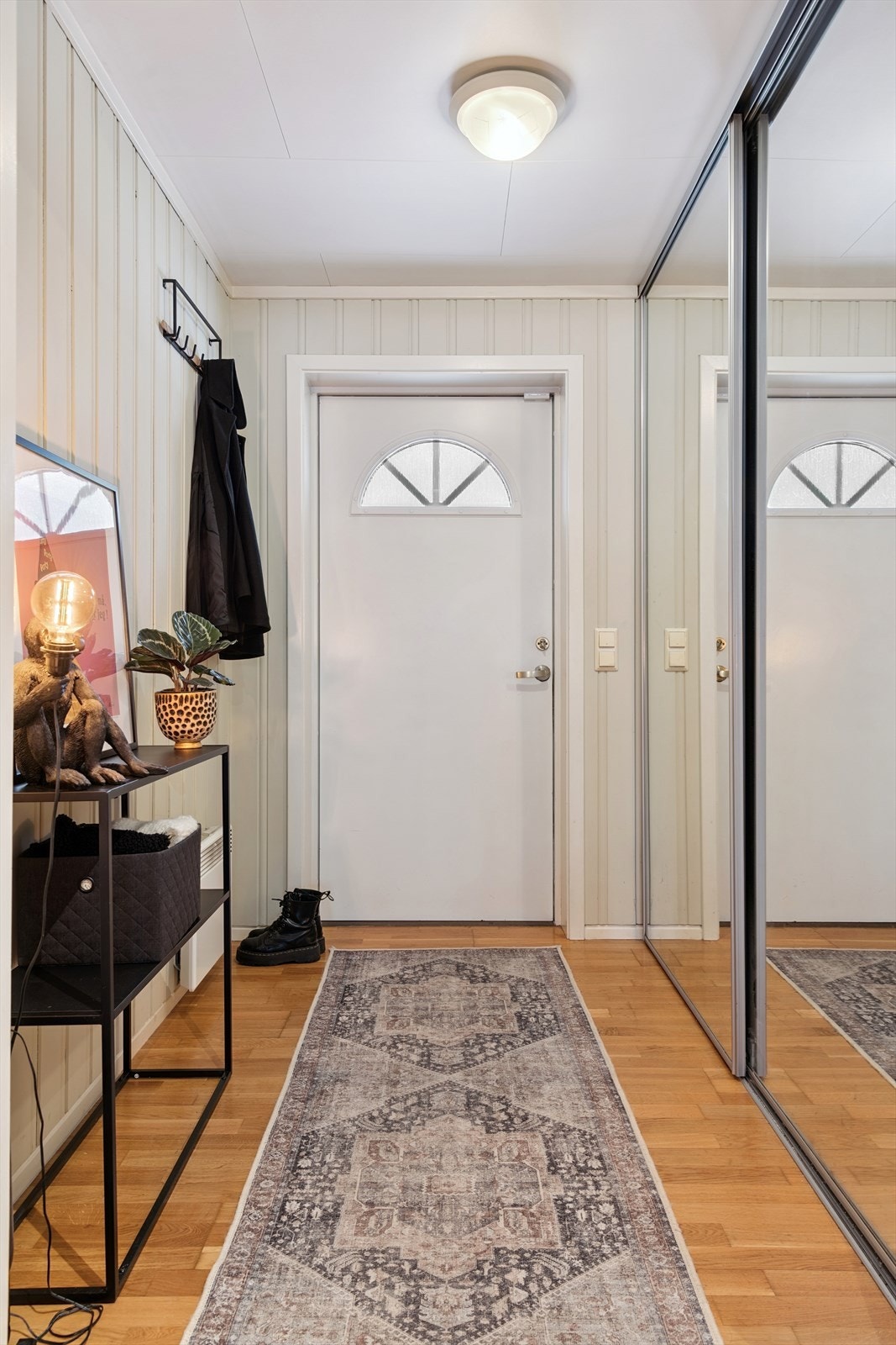Entréen er utstyrt med en stor skyvedørsgarderobe med speilfronter for rikelig med oppbevaring. Galleribilde