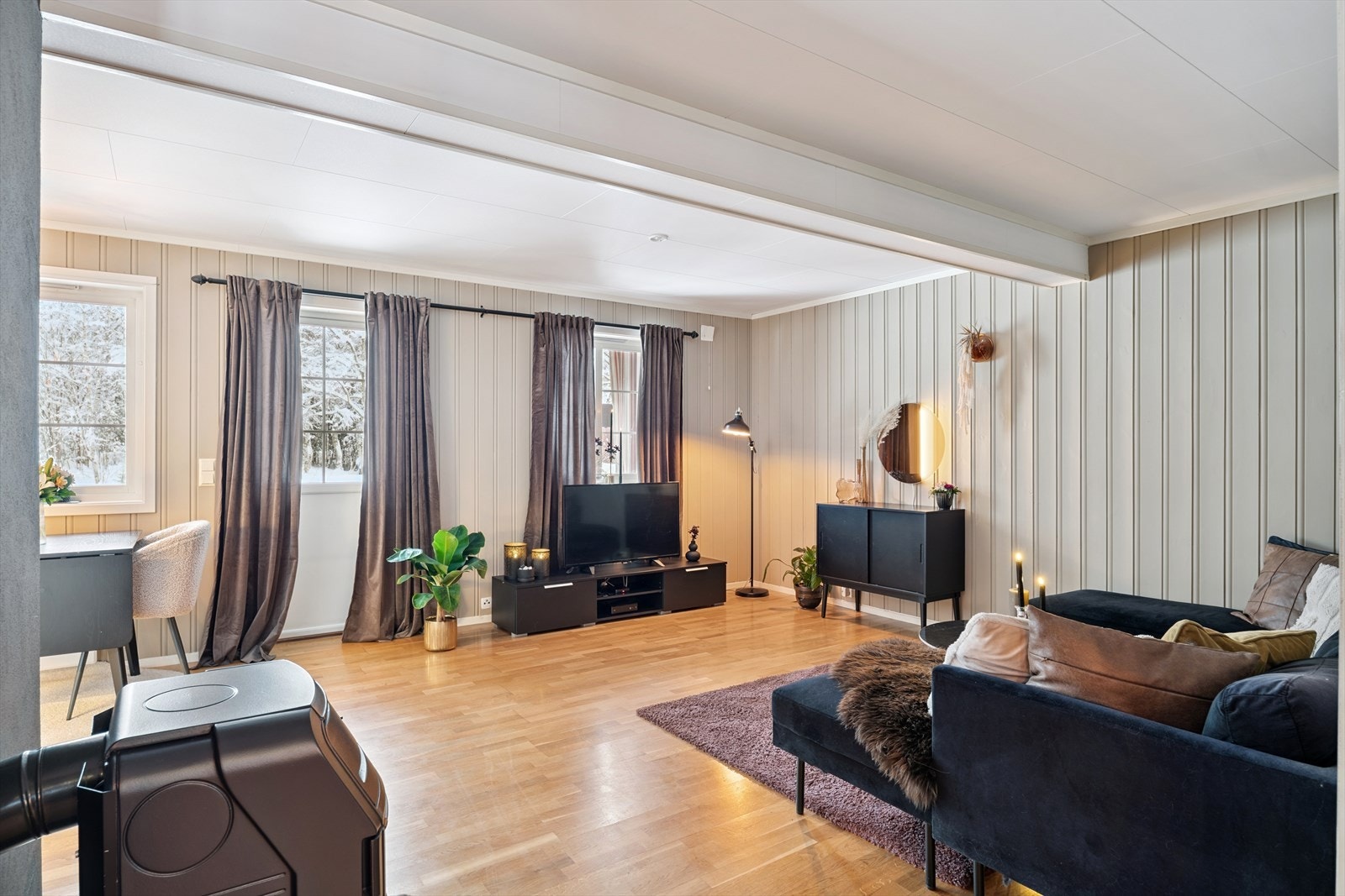 Stuen er romslig med plass til både sofagruppe og en spiseplass inn mot kjøkkenet. Fotograf Johan Anderson. Galleribilde