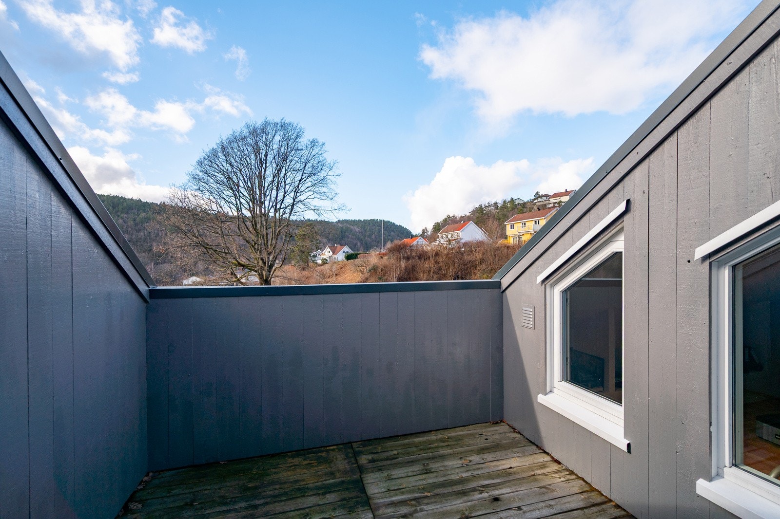 Leiligheten har tre vestvendte og solrike verandaer - her med utgang fra loftstue. Galleribilde