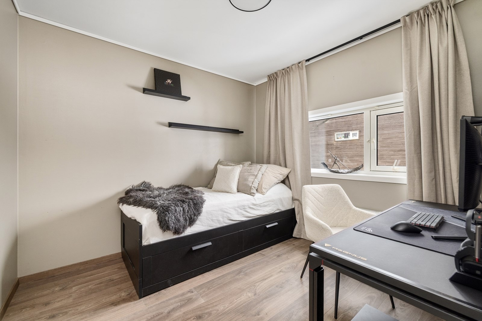 Soverom nr 3 ligger på innsiden av stuen - så dersom man eventuelt ønsker en større stuen kan velge å fjerne veggen her. Galleribilde