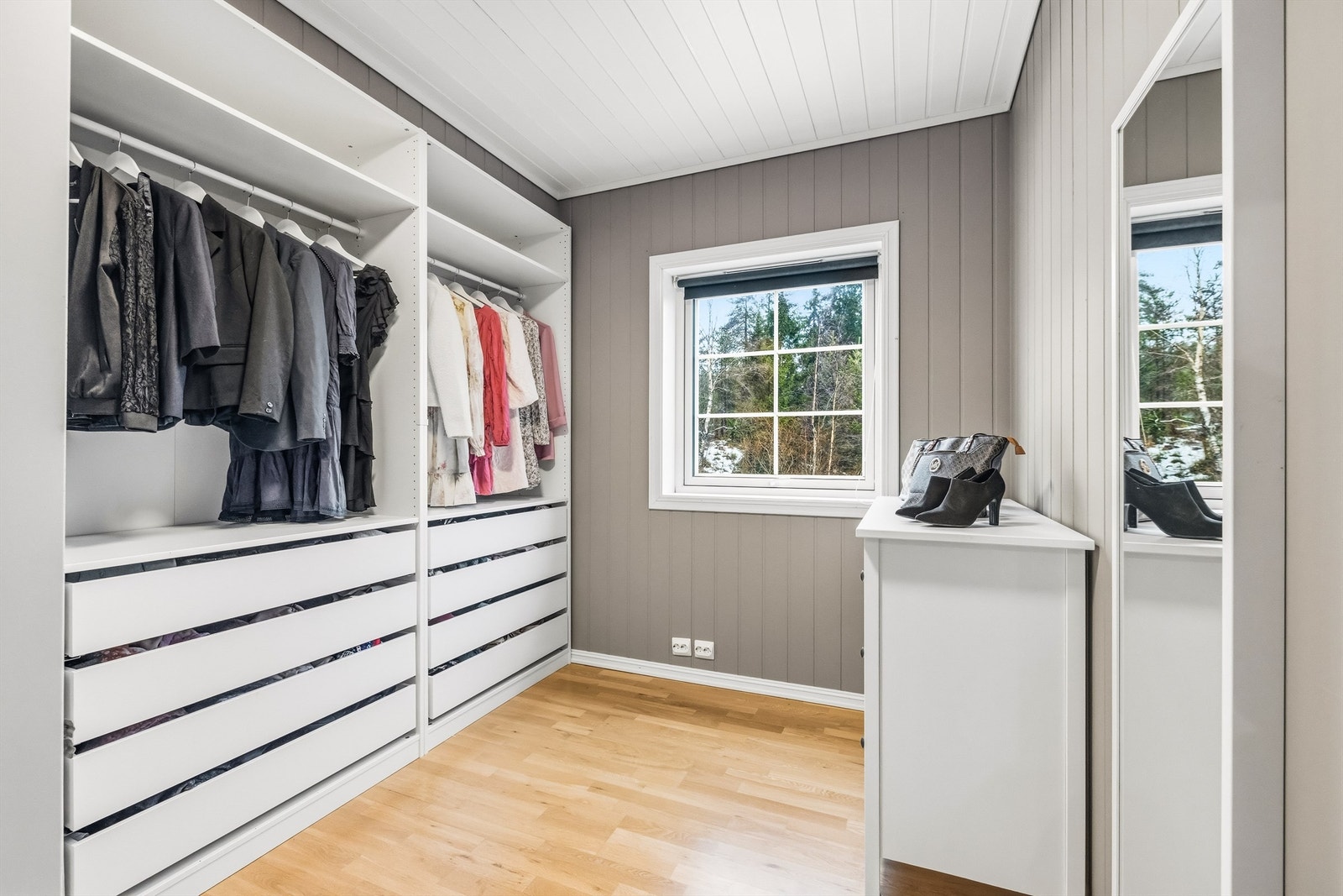 Dette rommet er i dag innredet som et romslig walk-in-closet, men er godkjent som soverom. Galleribilde