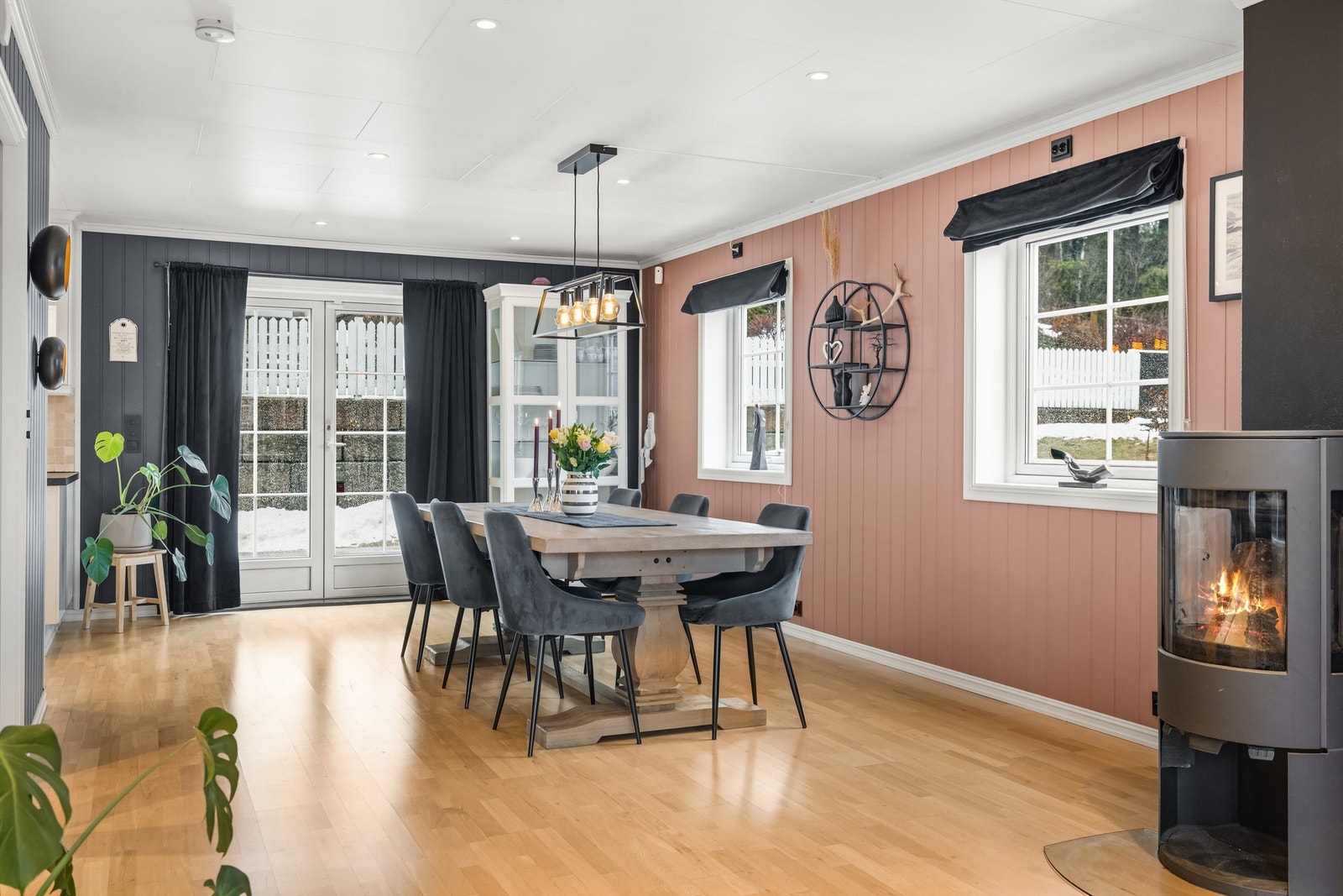 Spisestuen blir et naturlig samlingspunkt for alt fra store middager til lekselesing og spillkvelder. Galleribilde