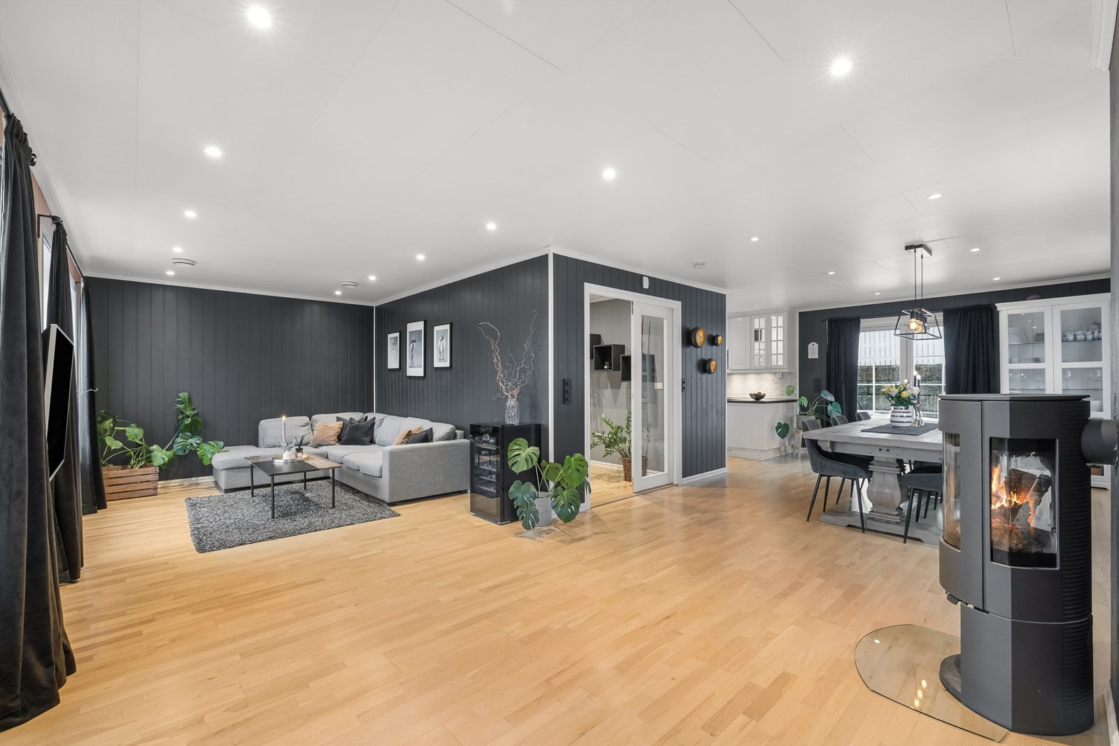 Den åpne og romslige hovedetasjen er delt inn i flere soner, noe som gir stor fleksibilitet for møblering av både sittegruppe og spisestue. Galleribilde