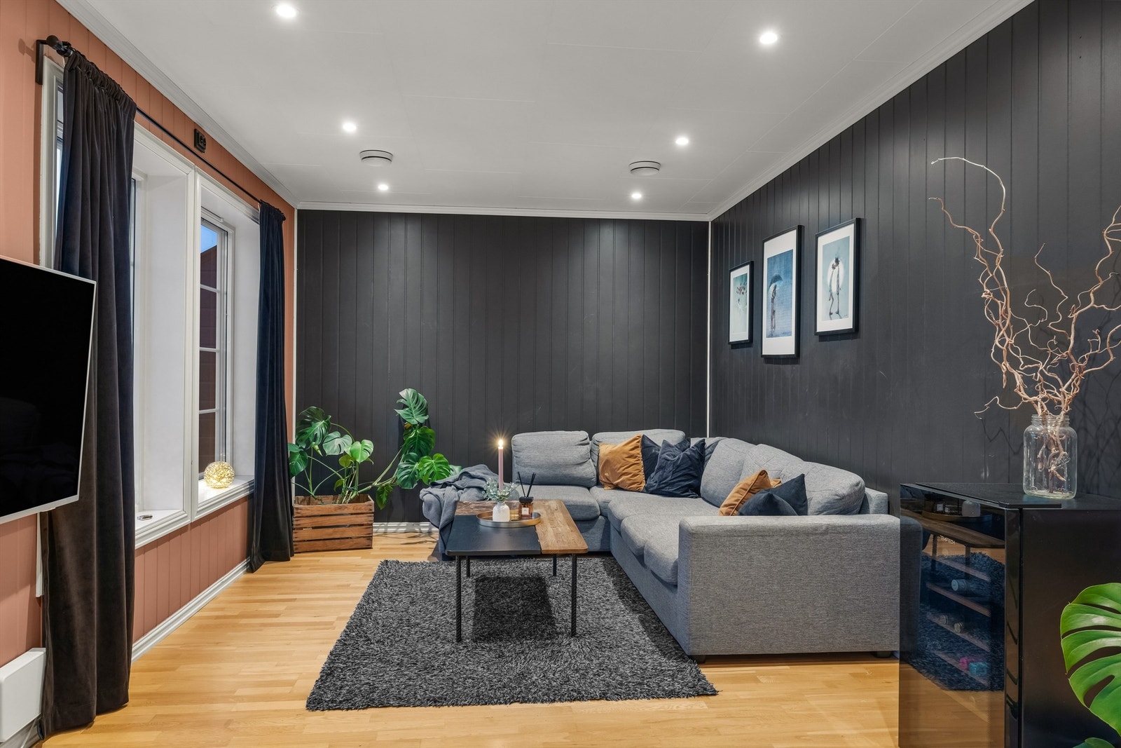 En romslig stue med god plass til en stor og komfortabel sofagruppe. Galleribilde