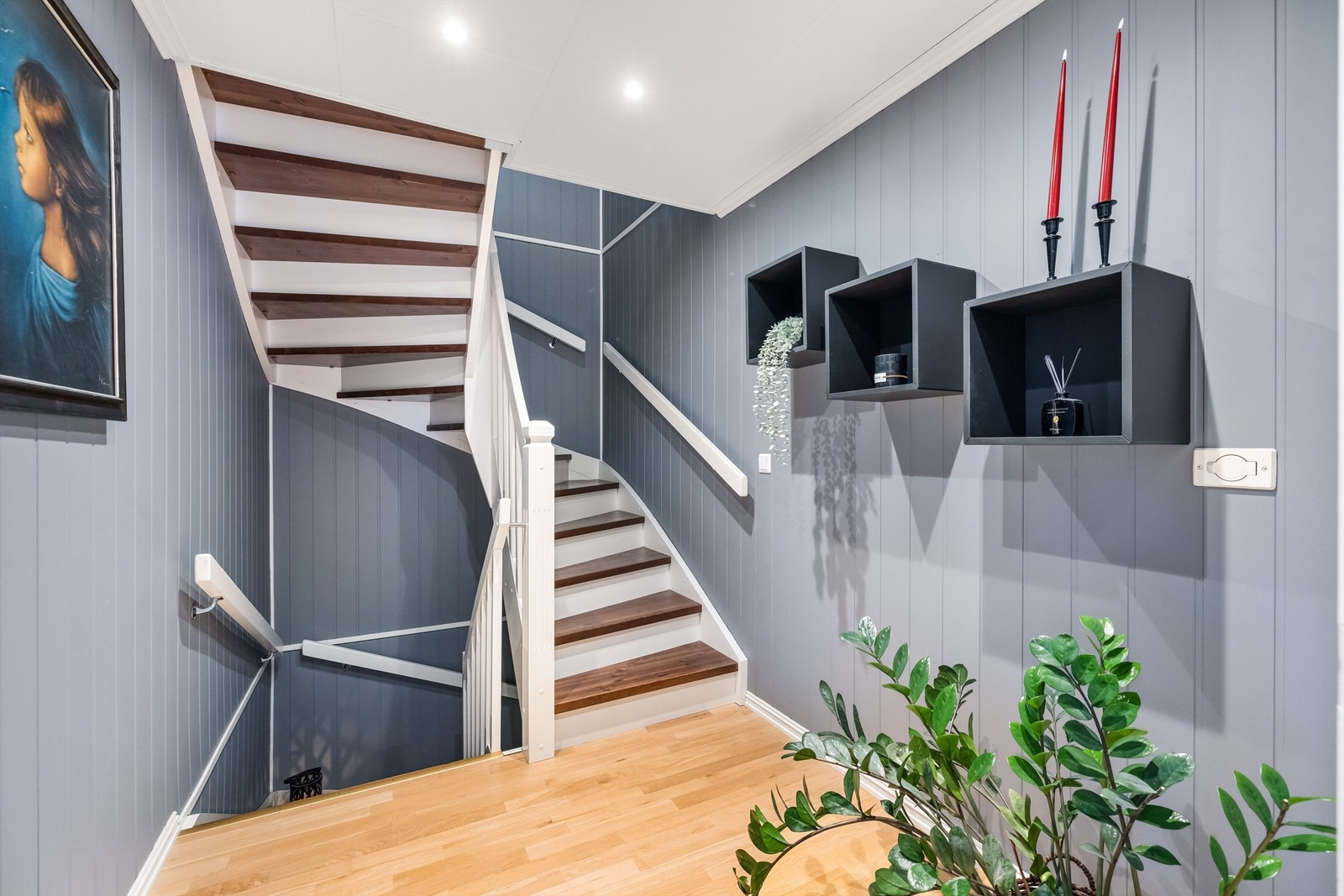 Innvendig trapp i tre med rekkverk av tre binder de tre etasjene sammen. Galleribilde