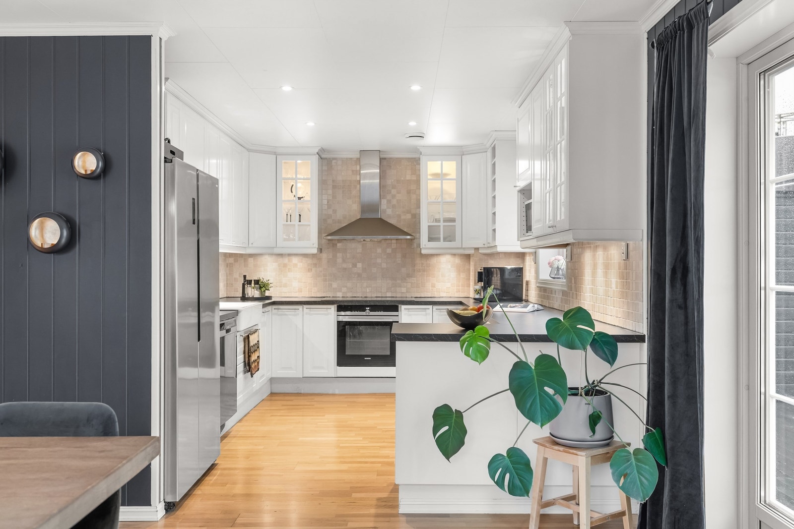 Fra kjøkkenet har du full oversikt over spiseplassen og stuen. Galleribilde