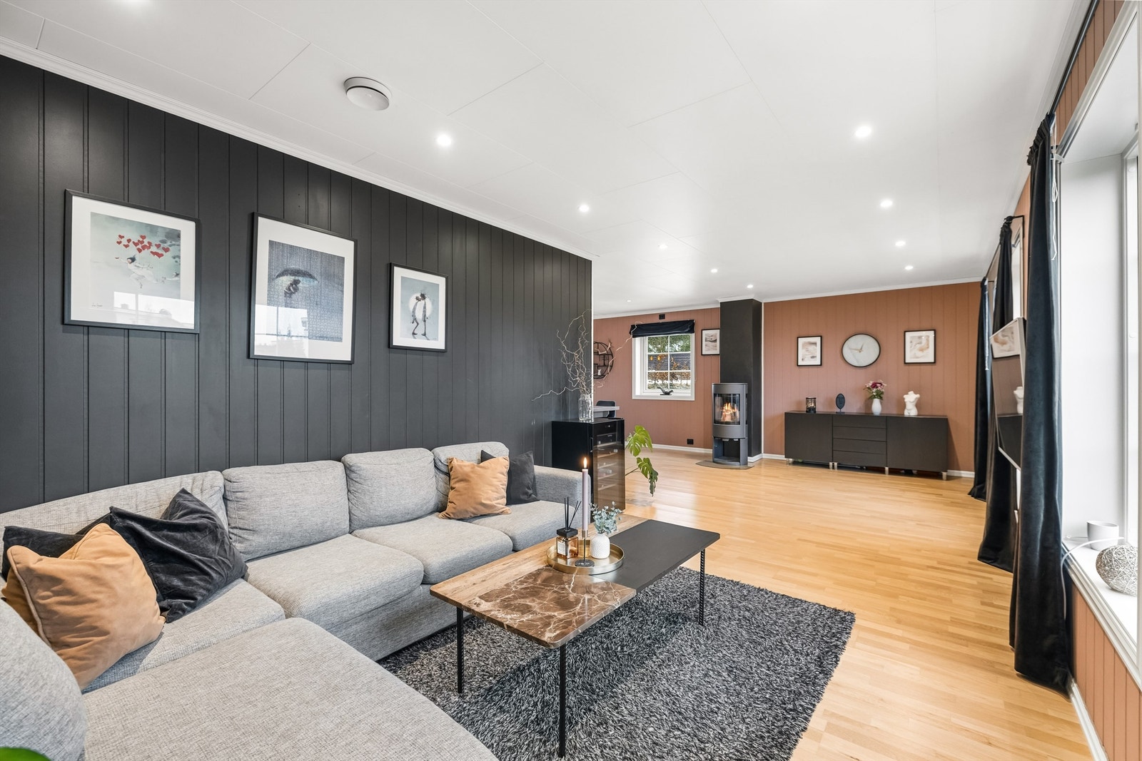 Den gode planløsningen legger til rette for flere møbleringssoner og sosialt samvær. Galleribilde