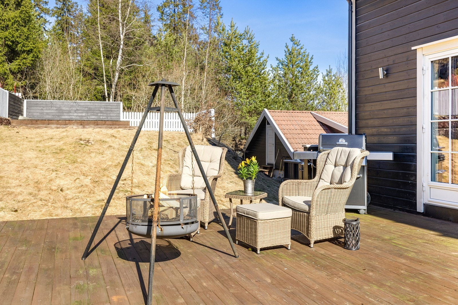 Uteplassen er en perfekt arena for sosiale sammenkomster med familie og venner. Galleribilde