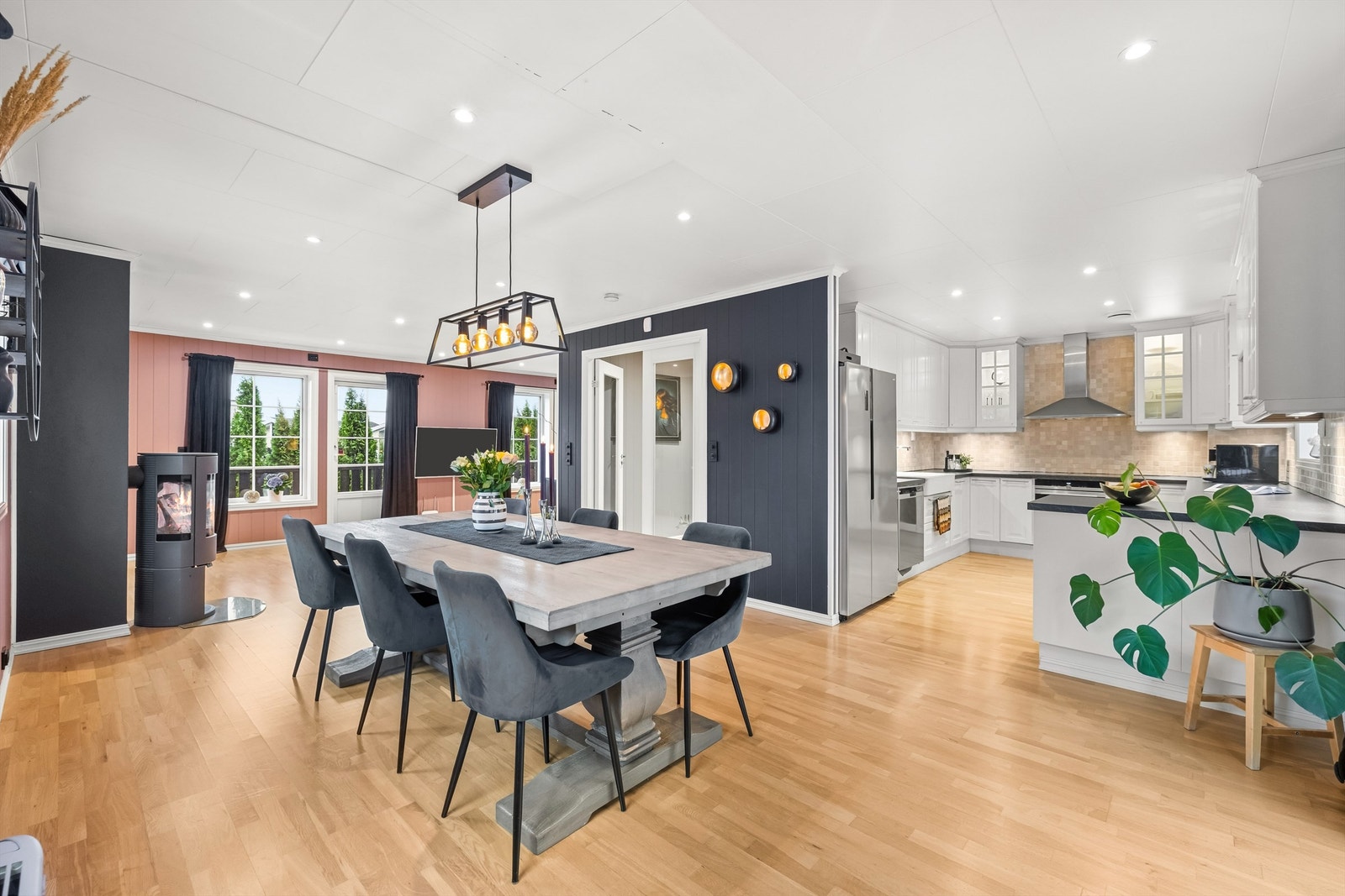 Den åpne planløsningen skaper en sosial og luftig atmosfære i boligens hovedetasje. Galleribilde