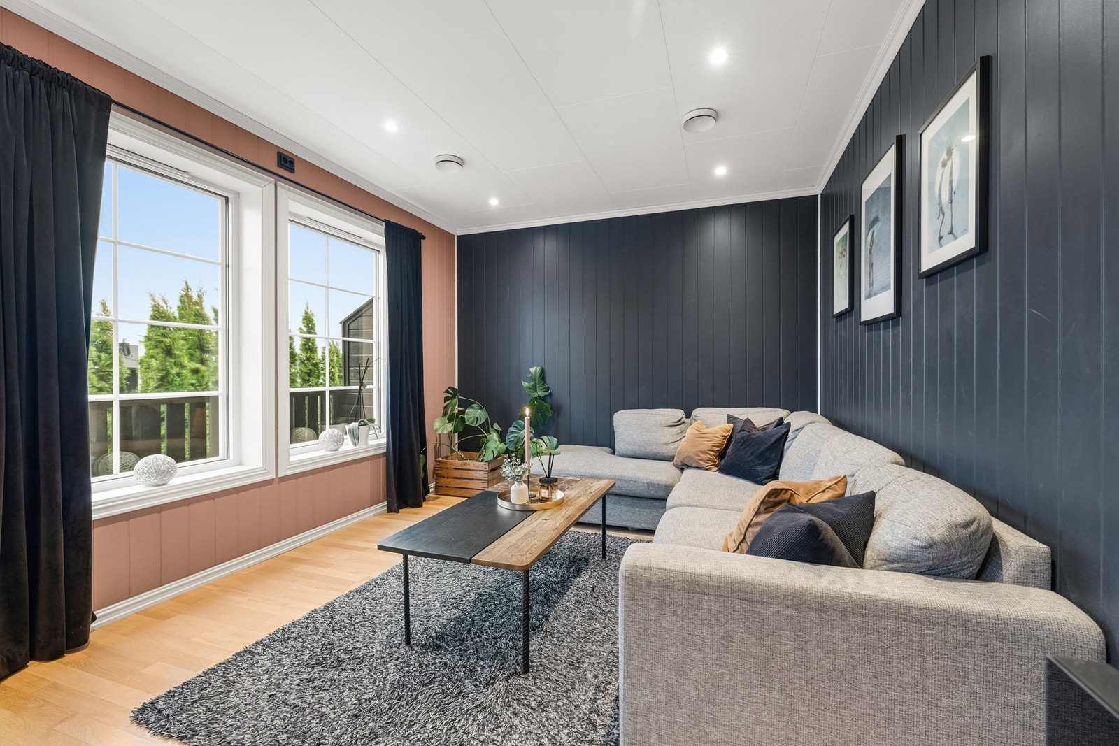 Fra stuedelen er det utgang til en balkong på 9 m² med flott utsikt. Galleribilde