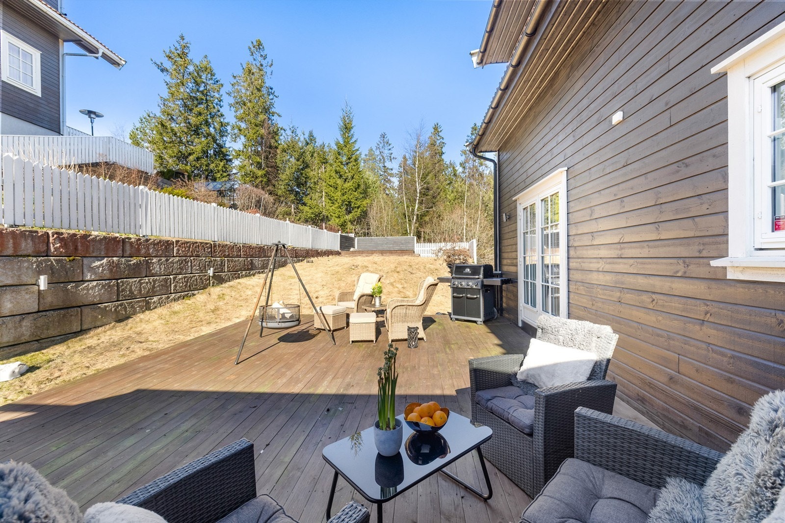 En stor og lettstelt hage med god plass for lek og utendørsaktiviteter. Galleribilde