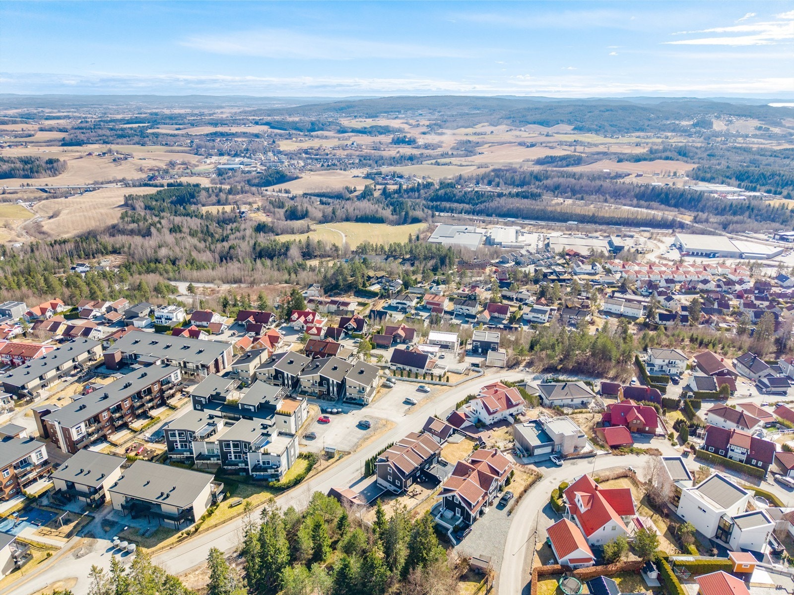 Beliggenheten midt mellom Oslo og Gardermoen, med kort vei til buss og tog, gjør området attraktivt for pendlere. Galleribilde