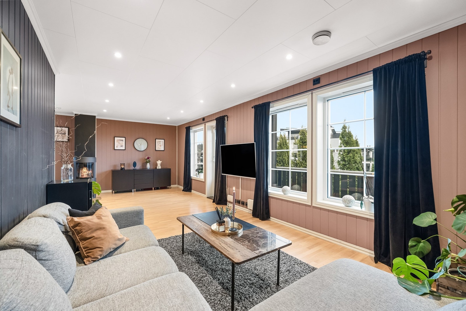 Store vindusflater slipper inn rikelig med dagslys, og balansert ventilasjon sikrer et sunt og godt inneklima. Galleribilde