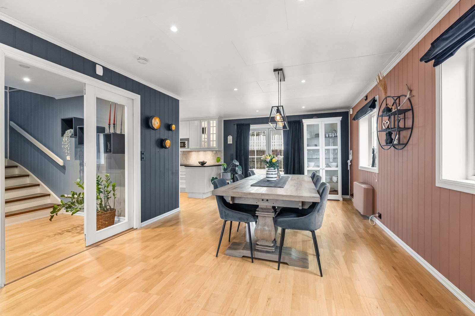 En gjennomtenkt planløsning med en god flyt mellom rommene i hovedetasjen. Galleribilde