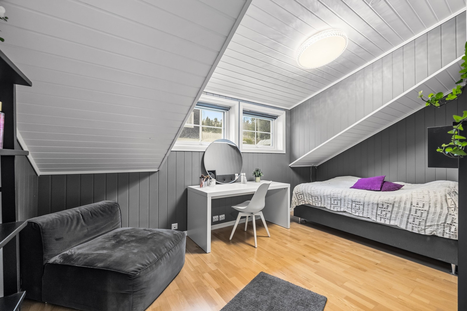 Soverommene i loftsetasjen har en sjarmerende utforming med skråtak. Galleribilde