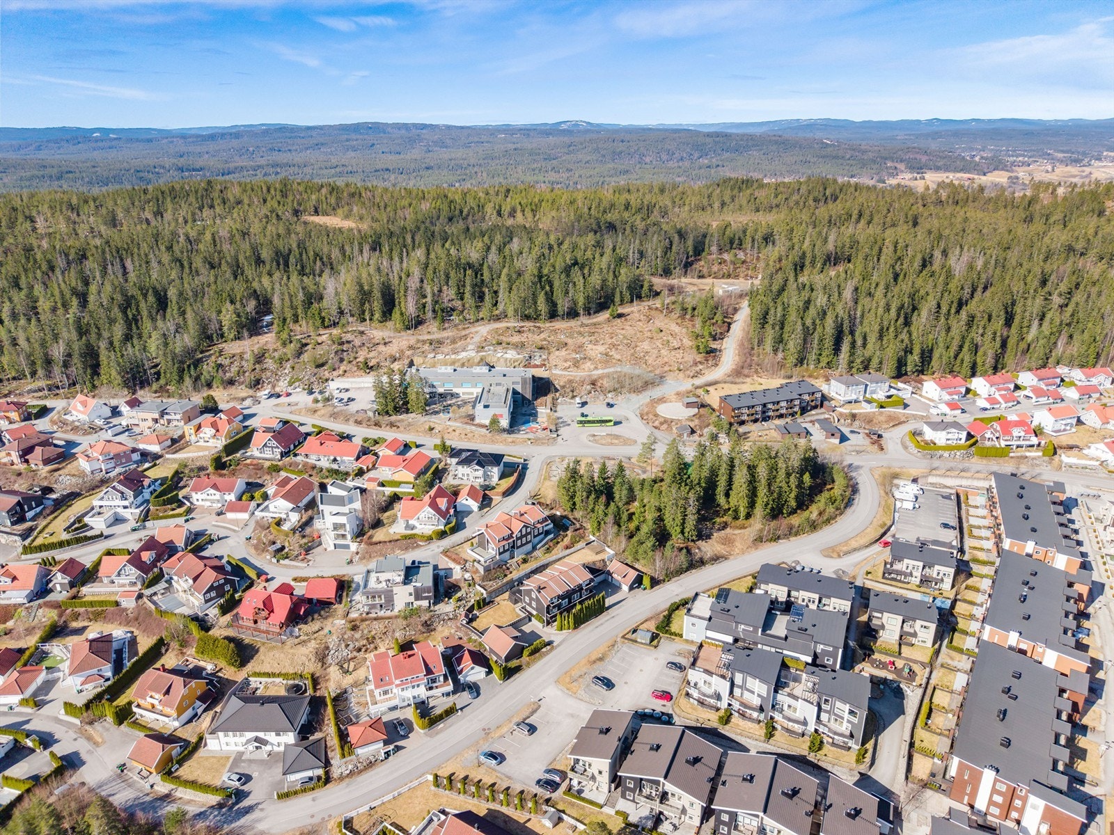 Med umiddelbar nærhet til marka er dette et ideelt utgangspunkt for tur- og friluftsliv, sommer som vinter. Galleribilde