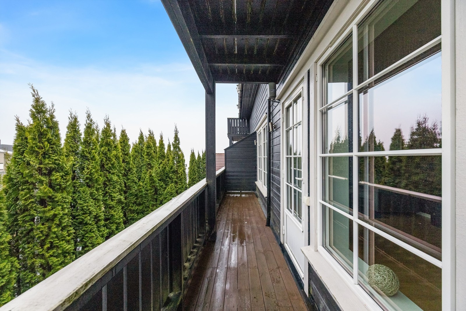 Balkongen på 9 m² har utgang fra stuen og er en fin, skjermet uteplass. Galleribilde