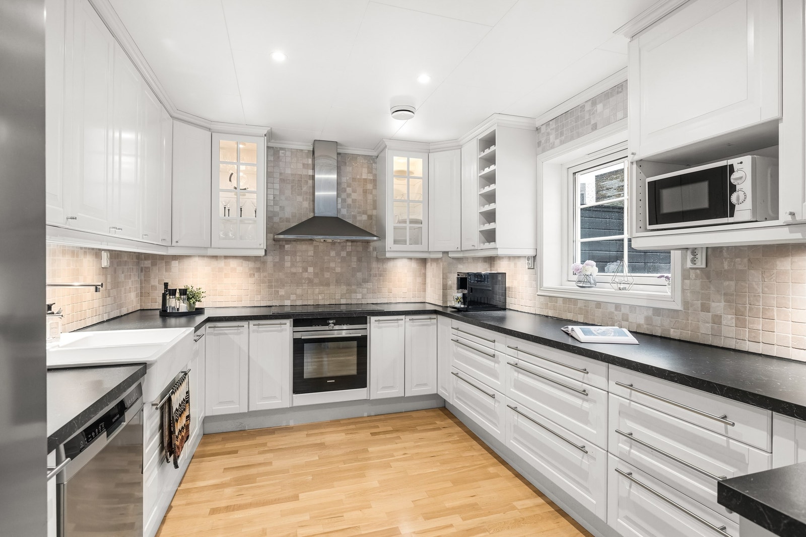 Kjøkkenet har en innholdsrik innredning med takhøye skap som gir svært god benke- og lagringsplass. Galleribilde