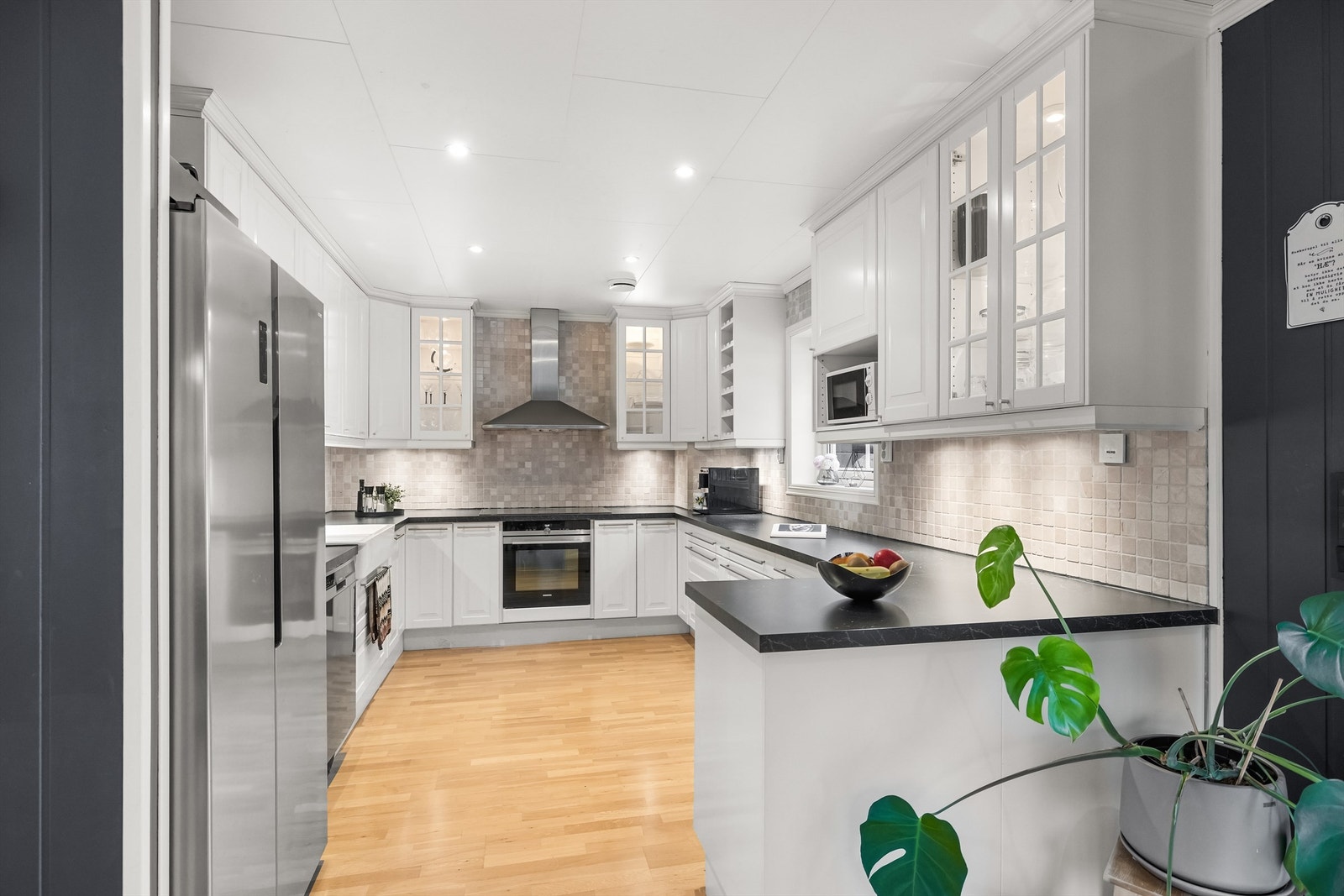 Integrert stekeovn og en 90 cm bred induksjonstopp ble installert i 2021. Det er også avsatt plass til et side-by-side kjøleskap. Galleribilde