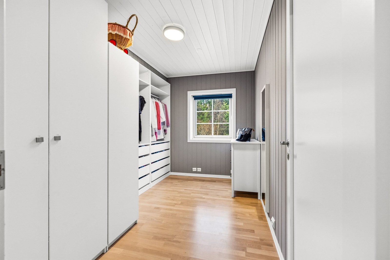 Fleksibiliteten med fem, potensielt seks, soverom gjør at boligen kan tilpasses familiens behov. Galleribilde