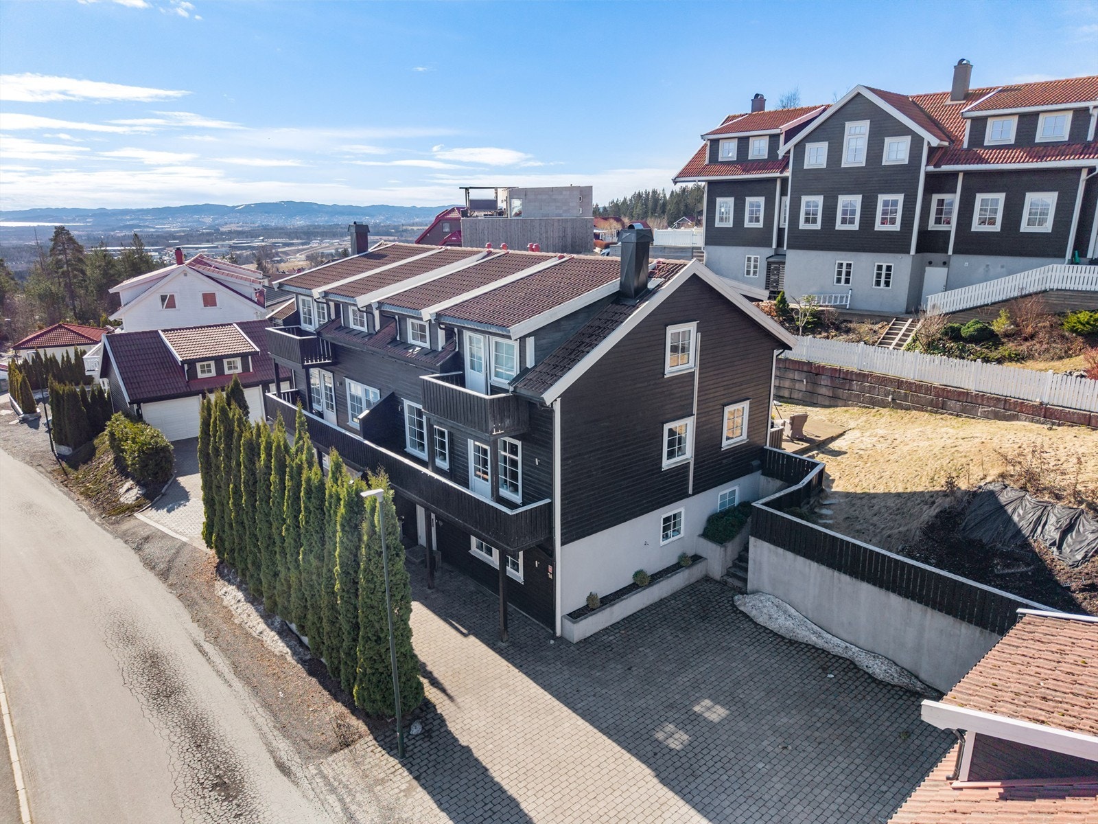 Eiendommen ligger høyt og fritt til på Vardefjellet, et attraktivt og barnevennlig boligområde med flott utsikt over Romerike. Galleribilde