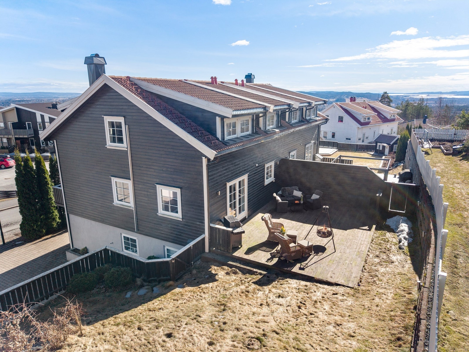 Eiendommen har en høy og fri beliggenhet med vidstrakt utsikt over nærområdet og Romerike. Galleribilde