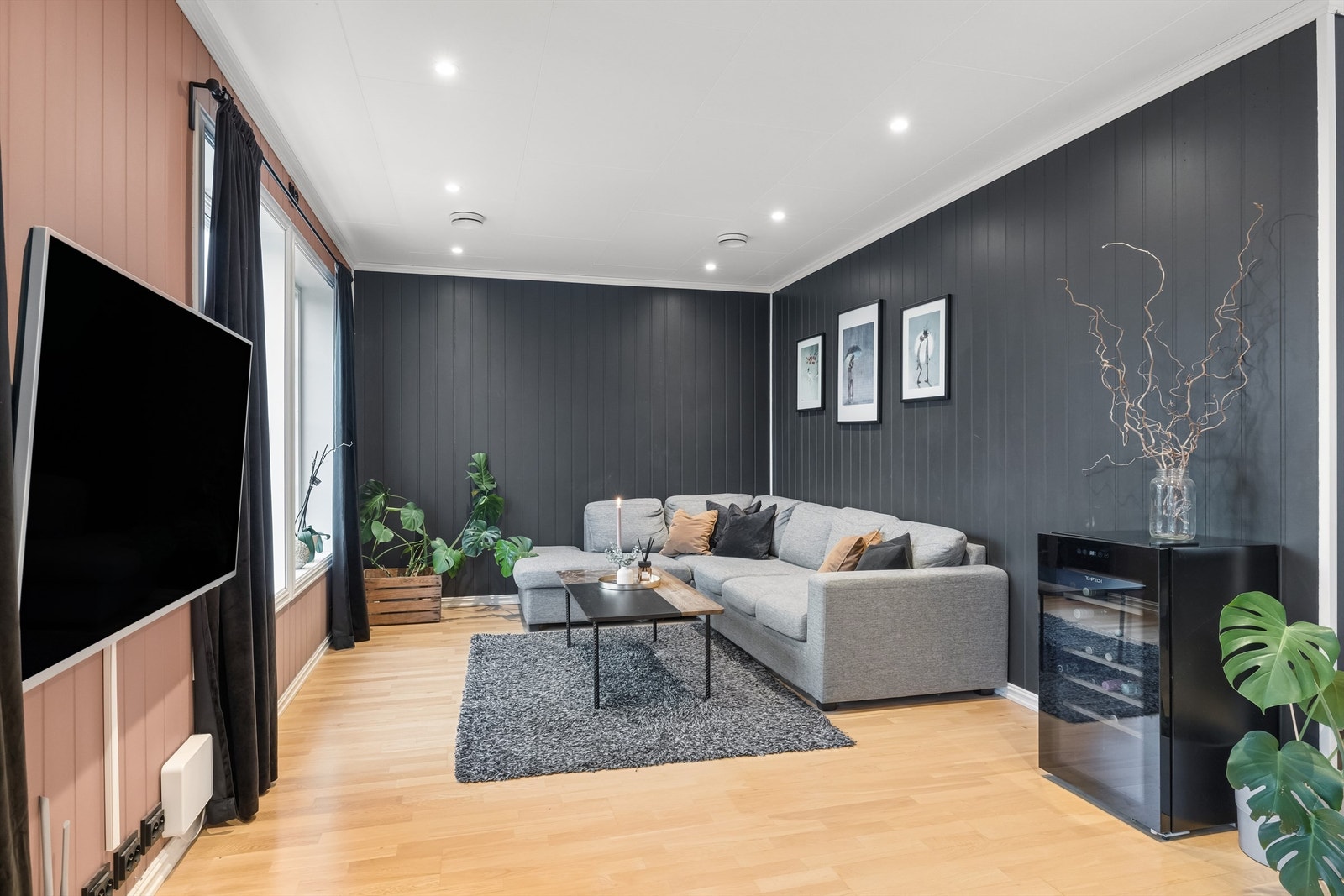 Stuen har gjennomgående eikeparkett og innfelte downlights i himlingen som gir god grunnbelysning. Galleribilde