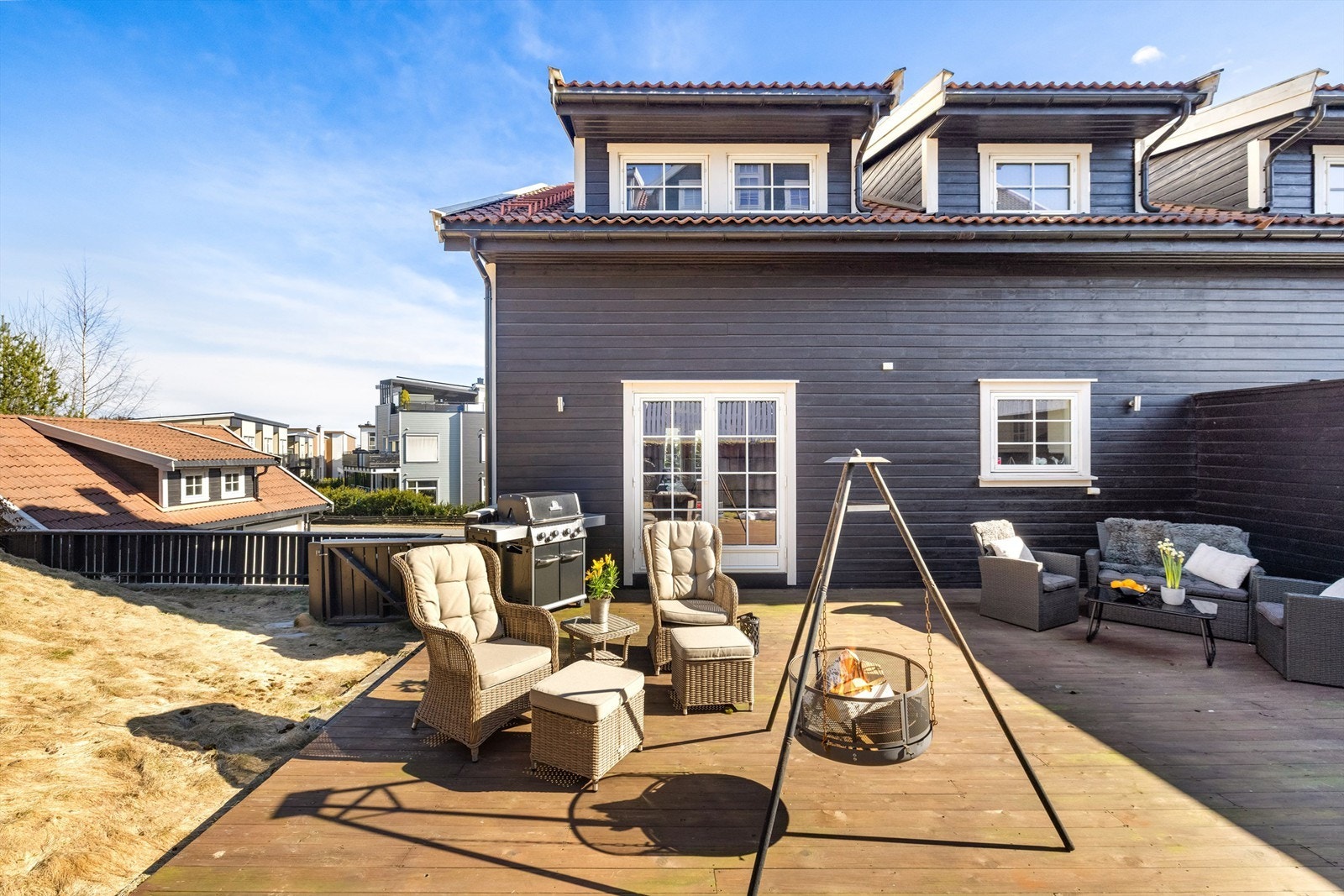 Den store terrassen på ca. 43 m² fungerer som en forlengelse av stuen på varme dager. Galleribilde