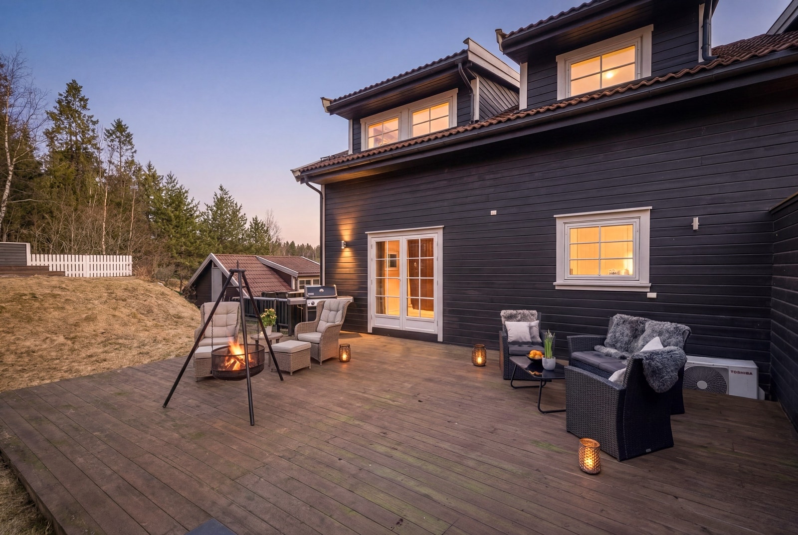 Her kan sene kvelder nytes utendørs i rolige og private omgivelser. Galleribilde