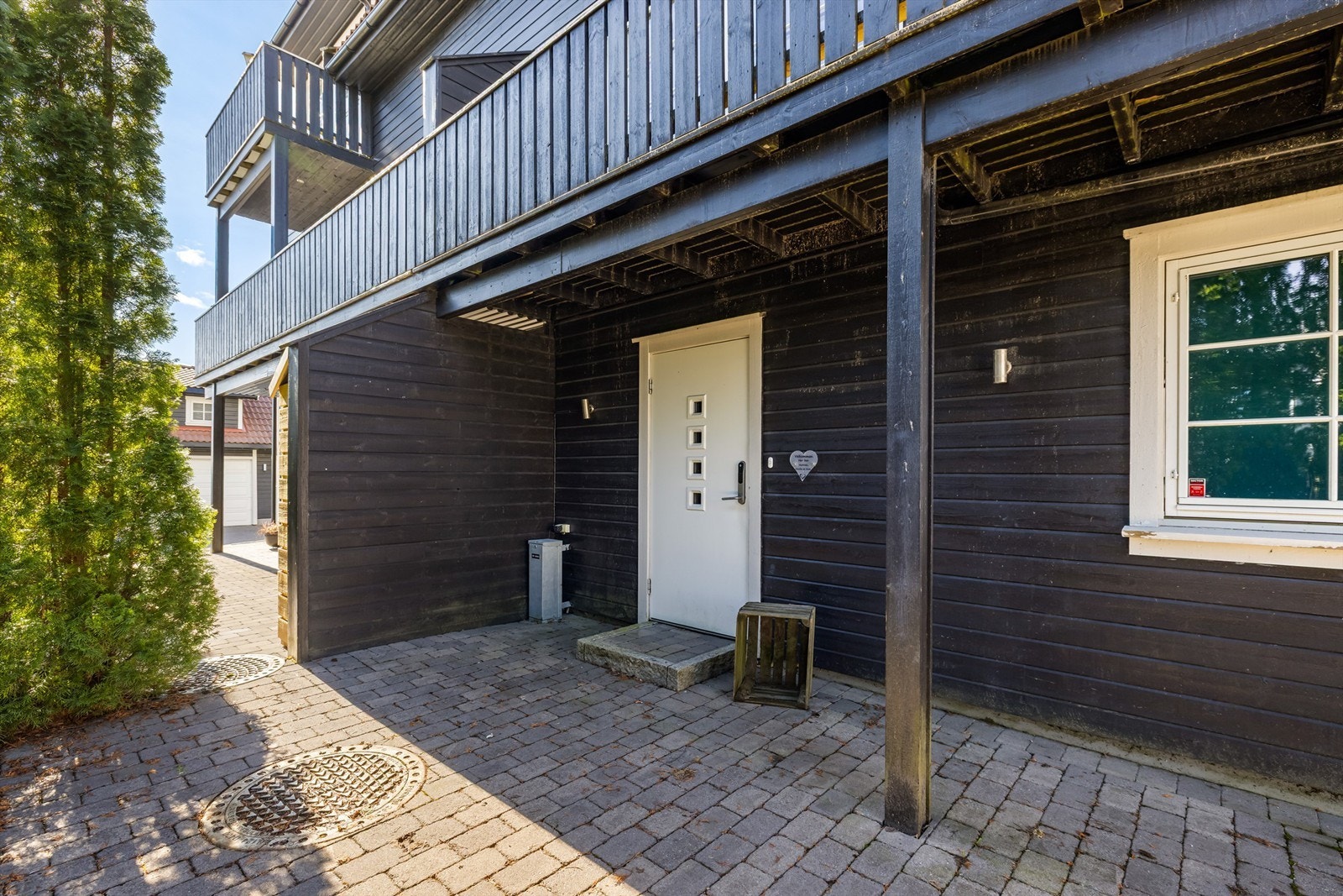 Overbygget inngangsparti med trappefri adkomst. Ytterdøren er utstyrt med Yale Doorman kodelås for en nøkkelfri hverdag. Galleribilde