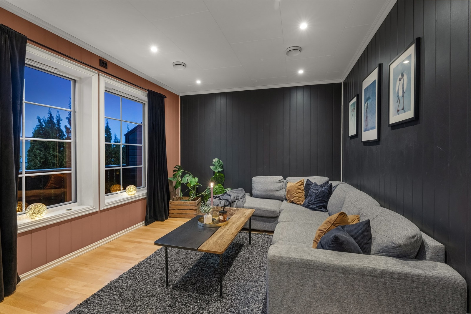 Stuen er et lunt og hyggelig sted å trekke seg tilbake på kvelden. Galleribilde