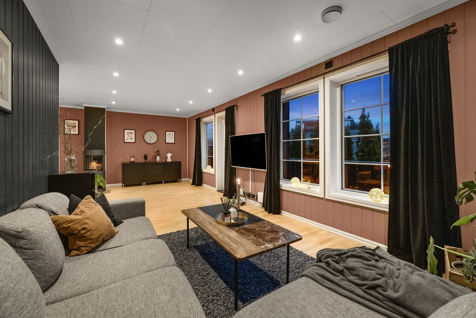 Store vinduer gir godt med lys, også etter at solen har gått ned. Galleribilde