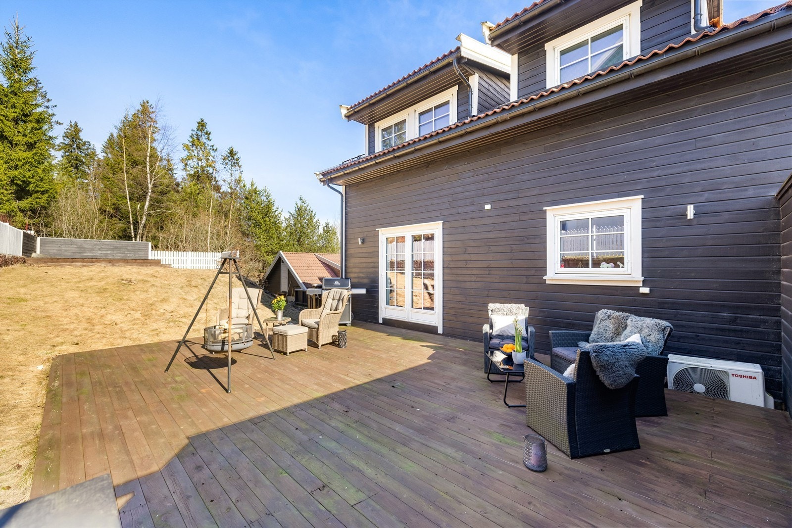 Fra hagen er det umiddelbar nærhet til skog og mark, med turstier og rekreasjonsmuligheter året rundt. Galleribilde