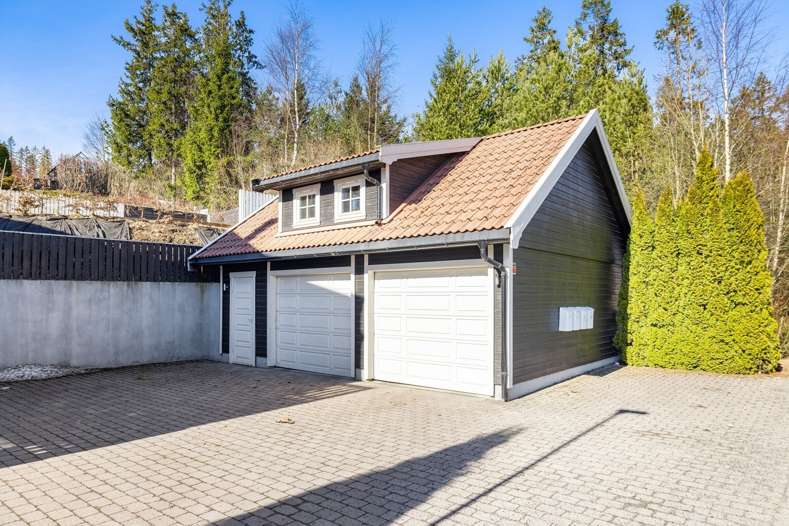 Dobbelgarasje på 46 m² med innlagt strøm og elbillader. En romslig hems med gulvareal på ca. 36 m² gir rikelig med lagringsplass. Galleribilde