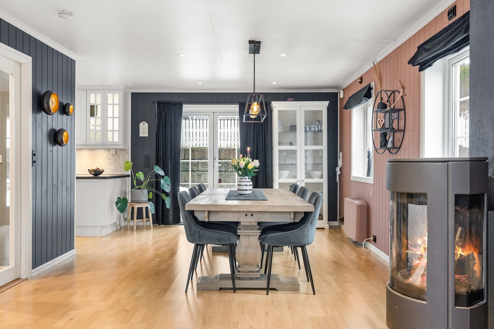 Den åpne løsningen mot kjøkkenet gjør at kokken kan delta i samtalen med gjestene. Galleribilde