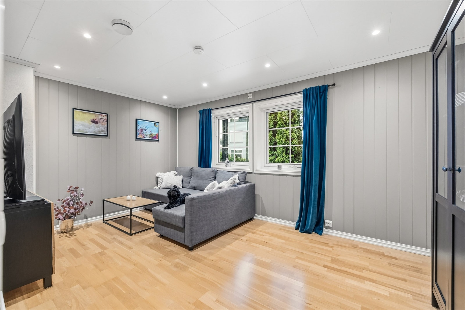 I underetasjen finner du en trivelig TV-stue. Et perfekt ekstra oppholdsrom for familien, med eikeparkett og downlights i himlingen. Galleribilde