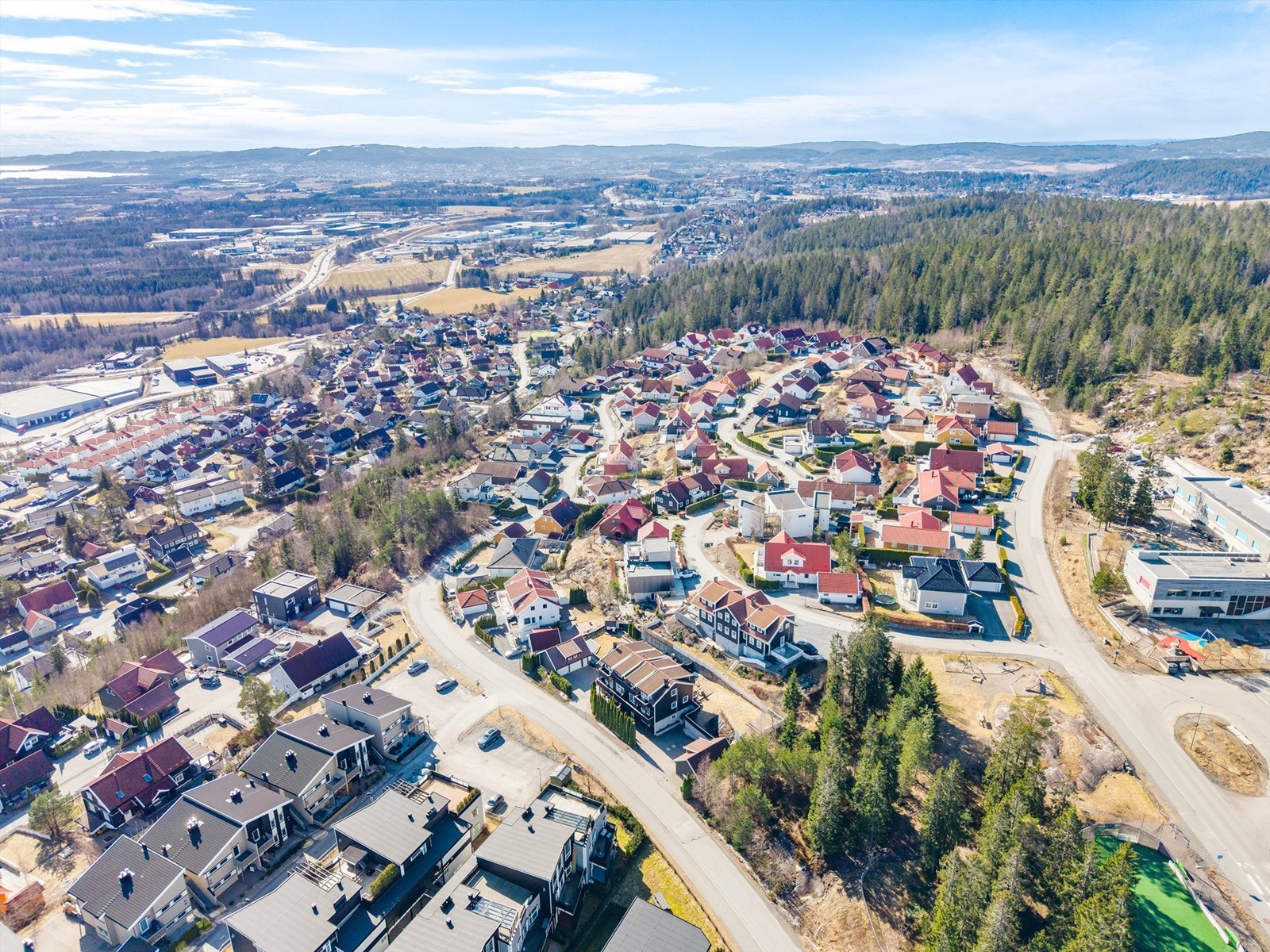 Vardefjellet er et veletablert og populært boligområde med variert bebyggelse og en rolig atmosfære. Galleribilde
