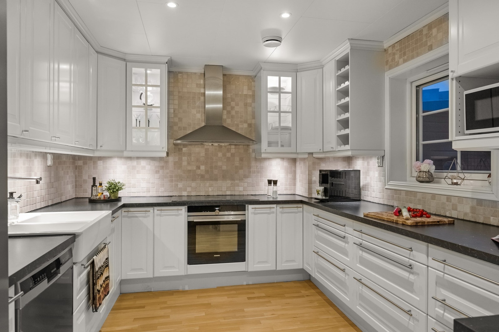 God arbeidsbelysning under overskapene gjør matlagingen til en lek, også på kveldstid. Galleribilde