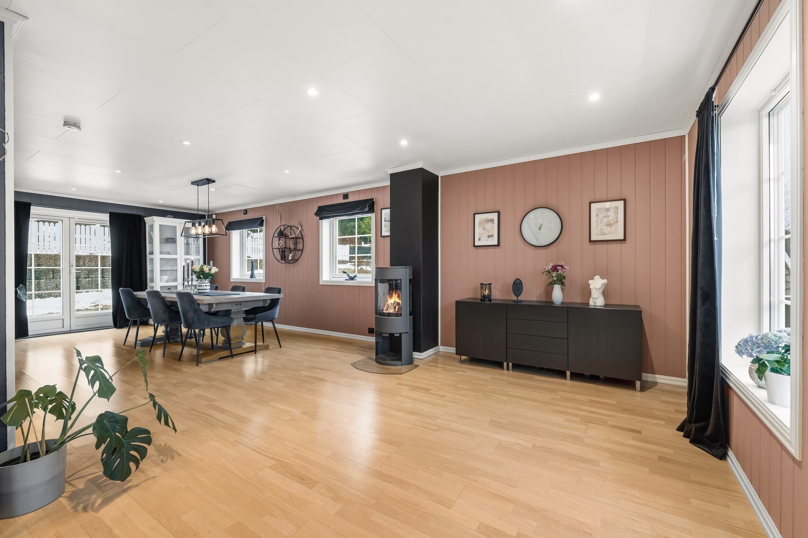 I spisestuesonen er det god plass til langbord og utgang til en stor terrasse på ca. 43 m². Galleribilde