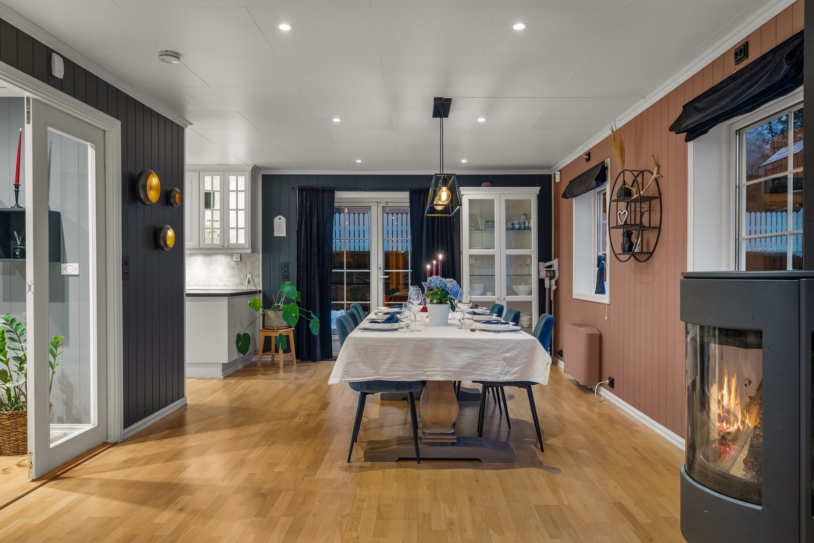 Den sosiale sonen binder kjøkken, spisestue og stue sammen på en elegant måte. Galleribilde