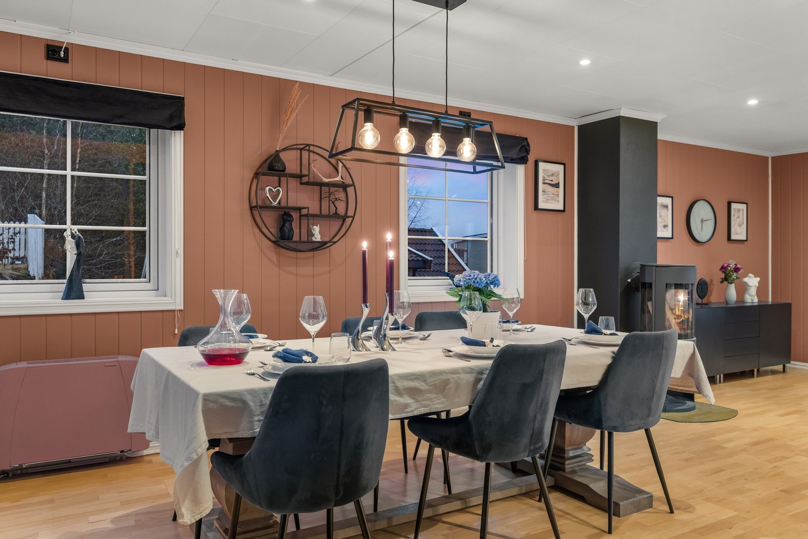 Spisestuen er klar for å huse hyggelige sammenkomster. Galleribilde