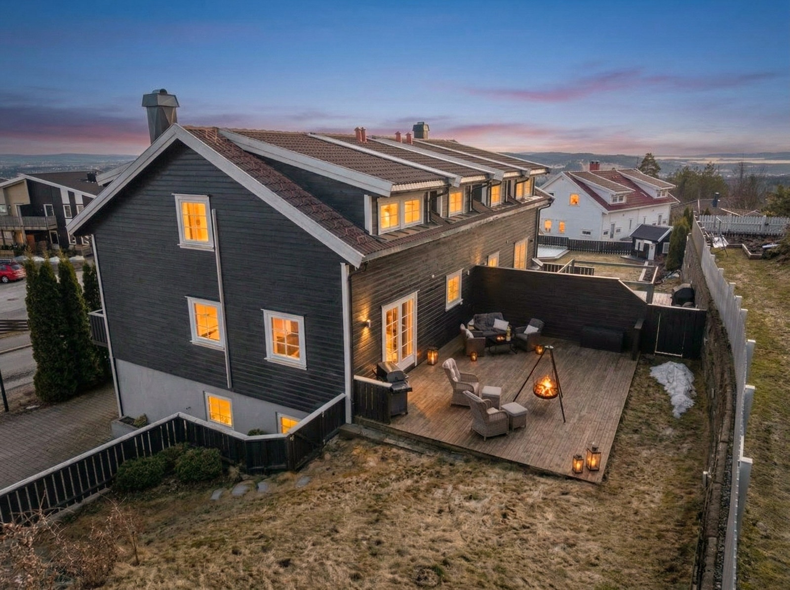 En komplett familiebolig med en gjennomtenkt planløsning, gode solforhold og en attraktiv beliggenhet. Galleribilde