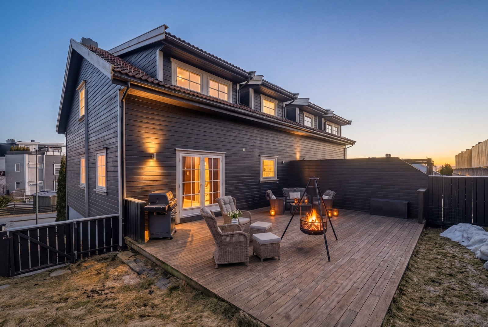 Velkommen til Veslefrikkveien 1A! En innholdsrik og familievennlig tomannsbolig med store, flotte uteplasser. Galleribilde